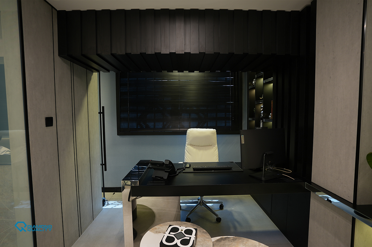 Luxury office desks UAE